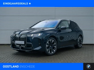 BMW iX xDrive45 M Sport / Panoramadak Sky Lounge / Trekhaak / M Multifunctionele Stoelen / Parking Assistant Professional / Comfort Access