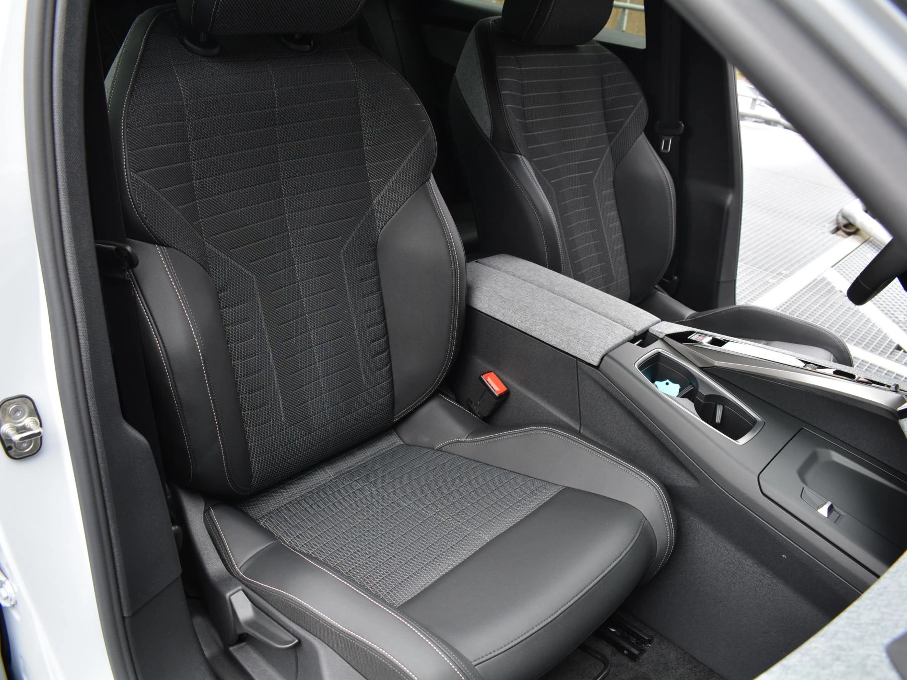 Hoofdafbeelding Peugeot e-3008