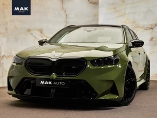 BMW M5 Touring V8 M Hybrid, Akrapovič, H&R, Sonderlackierung, pano, tr.haak, 21", alcantara, B&W, stl.ventilatie, memory, carbon, leder, keyless, privacy