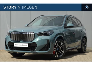 Hoofdafbeelding BMW iX1 BMW iX1 eDrive20 High Executive M Sport / Panoramadak / Trekhaak / Sportstoelen / M Adaptief onderstel / Comfort Access / Adaptieve LED / Stoelverwarming / Parking Assistant Plus / Head-Up / Harman-Kardon