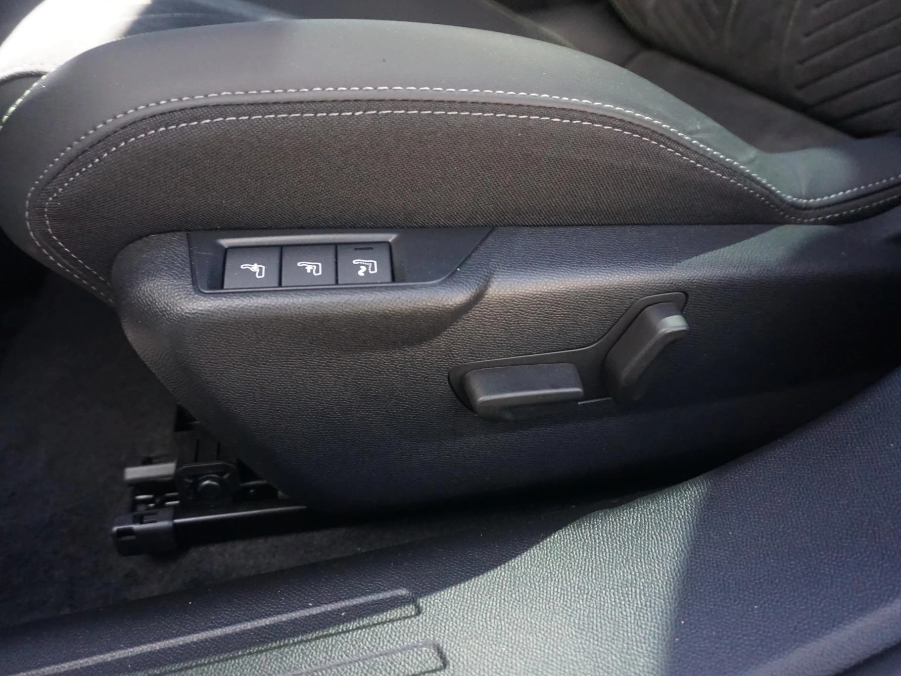 Hoofdafbeelding Peugeot e-2008