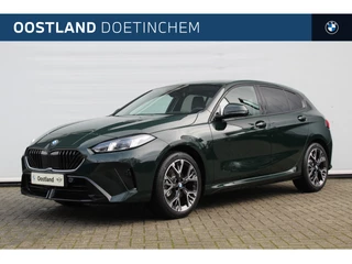 Hoofdafbeelding BMW 1 Serie BMW 1 Serie 120 High Executive M Sport Automaat / Comfort Access / Adaptieve LED / Parking Assistant Plus / Head-Up / Harman-Kardon / Stoelverwarming / Live Cockpit Professional