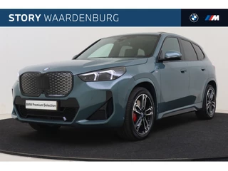 Hoofdafbeelding BMW iX1 BMW iX1 eDrive20 High Executive M Sport / Panoramadak / Sportstoelen / Adaptieve LED / Comfort Access / M Adaptief onderstel / Parking Assistant Plus / Head-Up