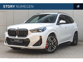 Hoofdafbeelding BMW X1 BMW X1 xDrive25e M Sport Automaat / Panoramadak / Sportstoelen / Achteruitrijcamera / M Adaptief onderstel / Comfort Acces / Adaptieve LED / Stoelverwarming / Harman-Kardon