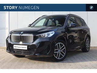 BMW iX1 eDrive20 M Sport / Panoramadak / M Adaptief onderstel / Sportstoelen / Stoelverwarming / Achteruitrijcamera / Getint glas