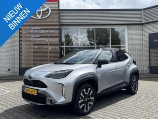 Toyota Yaris Cross HYBRID 130 LAUNCH EDITION STOEL/STUURVERW PARK-SENSOREN BLIND-SPOT HEAD-UP EL-KOFFERKLEP SPORTSTOELEN APPLE/ANDROID JBL-AUDIO LED-MATRIX NL-AUTO