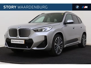 BMW iX1 eDrive20 M Sport / Panoramadak / Sportstoelen / M Adaptief onderstel / Achteruitrijcamera / Harman-Kardon / Stoelverwarming