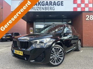 BMW X1 xDrive23i 4Cilinder High Executive M Sport Shadow Line // FULL LED // PANO/SCHUIFKANTELDAK // LEDER // HUD // 360 CAMERA // M Sportstoelen // M Adaptief onderstel