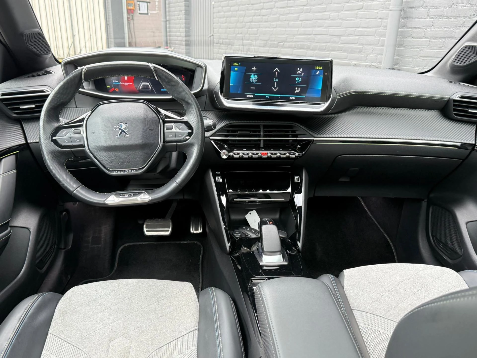 Hoofdafbeelding Peugeot e-208