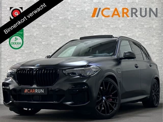 BMW X5 45e | M Sportseats | Frozen Black | Carbon | 360 Camera | Skylounce | ACC | Stoel Massage & Ventilatie | Indiv. Leder | Laser-LED | Softclose | Achterasbesturing | Glasapplicatie | Stuur en achterbank verwarming | TH | 4-Zone | Isolatieglas | 22" | Bovag garantie.