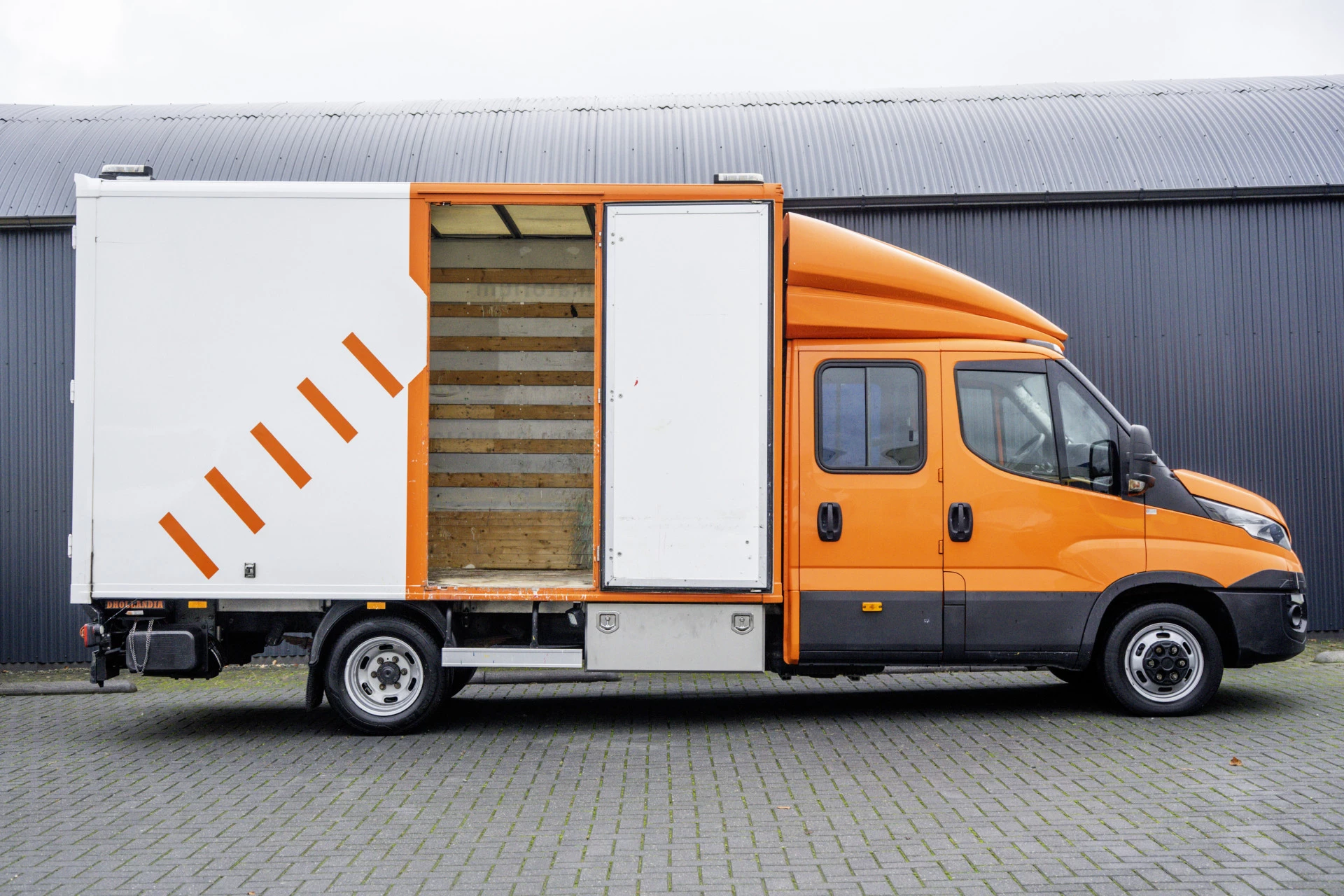 Hoofdafbeelding Iveco 50C18 3.0L | Bakwagen met laadklep | Climatic | Cruise | 180PK | 3.5T Trekgewicht | 2520KG Laadvermogen