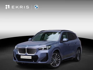 BMW iX1 eDrive20 67 | M Sportpakket | Comfort Pack | 20 inch Multispaak | Trekhaak met elektrisch wegklapbare kogel | Glazen panoramadak | Harman-Kardon sound system