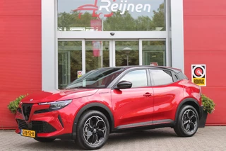 Hoofdafbeelding Alfa Romeo Junior Alfa Romeo Junior ELETTRICA SPECIALE 156PK 54 kWh | BICOLOR DAK (ZWART DAK) | TECHNOLOGIE PAKKET (O.A. FULL LED ADAPTIVE MATRIX KOPLAMPEN/DODEHOEK DETECTIE/DRAADLOZE TELEFOONLADER/ACHTERUITRIJ CAMERA/PARKEERSENSOREN VOOR, ACHTER,ZIJKANT) | DRAADLOZE APPLE CARPLAY/ANDROID AUTO | CLIMATE CONTROL | ELEKTRISCH BEDIENBARE ACHTERKLEP | STOEL VERWARMING | ELEKTRISCH BEDIENBARE VOORSTOELEN | VOORSTOELEN MET MASSAGE FUNCTIE | VERKEERSBORDEN HERKENNING | ADAPTIVE CRUISE CONTROL | KEYLESS ENTRY/START | NIEUWE AUTO! |