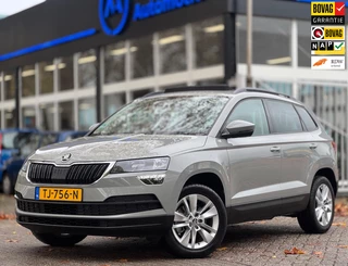 Hoofdafbeelding Škoda Karoq Skoda Karoq 1.0 TSI Pano Navi Apple CarPlay Cruise Nardogrey Boekjes Dealeronderhouden Nieuwe APK