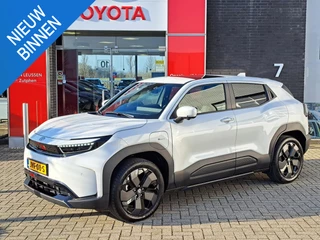 Hoofdafbeelding Toyota Urban Cruiser Toyota Urban Cruiser Executive 61 kWh 360-CAMERA PANORAMADAK JBL STOEL ELEK. VERSTELBAAR