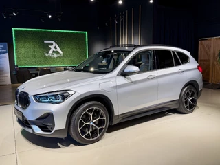 BMW X1 xDrive25e LED|Pano|Leer|ACC|Trekhaak! Zilver