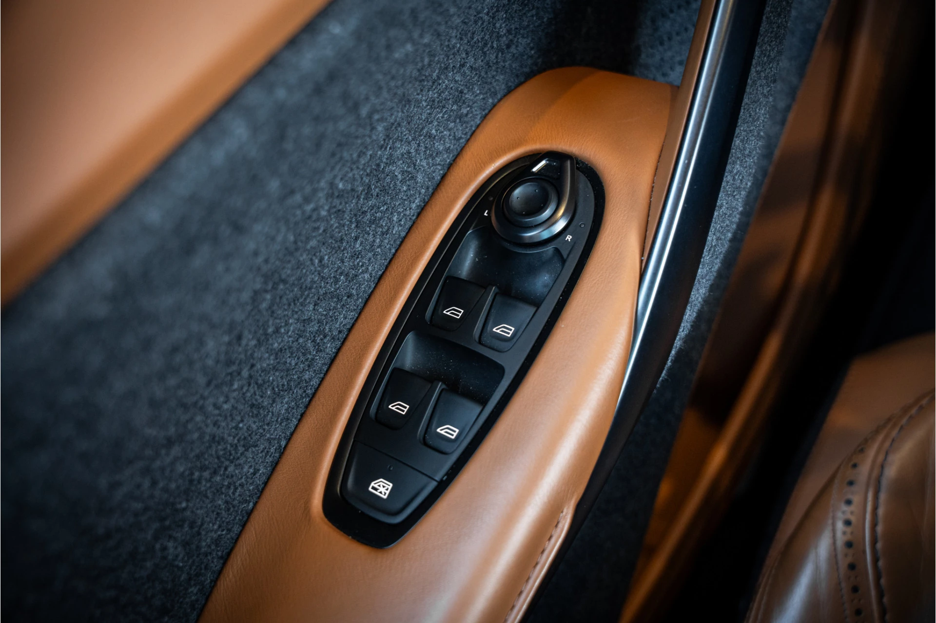 Hoofdafbeelding Aston Martin DBX
