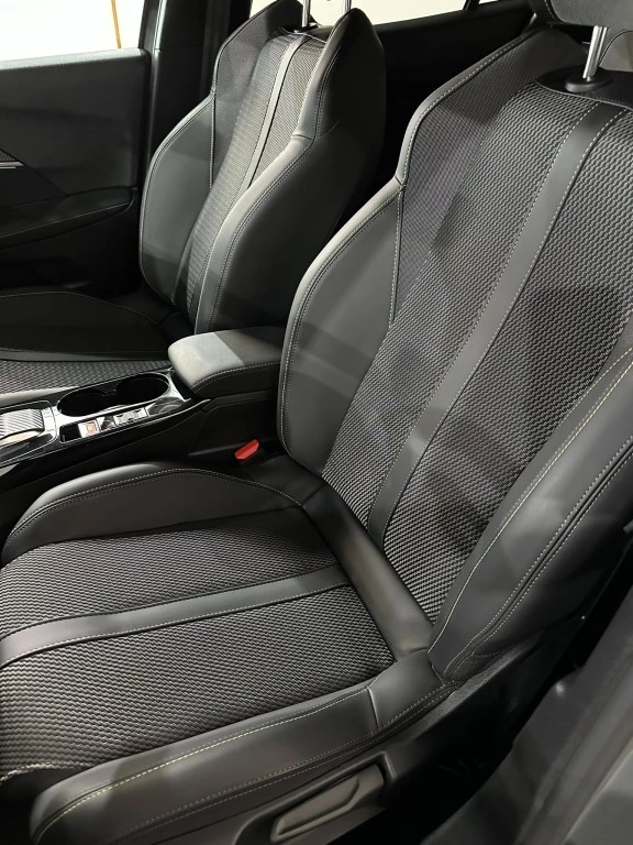 Hoofdafbeelding Peugeot e-2008