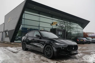 Hoofdafbeelding Maserati Levante Maserati Levante Gransport 3.0 V6 D 275pk Panoramadak Schaalstoelen VOL!!! Carbon pakket NLauto 21" LMV Stoelkoeling Luchtvering