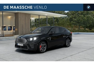 BMW iX2 eDrive20 M Sport / Panoramadak / Trekhaak / Sportstoelen / Comfort Access / M Adaptief onderstel / Adaptieve LED / Parking Assistant Plus