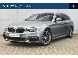 Hoofdafbeelding BMW 5 Serie BMW 5 Serie Touring 520i High Executive M Sport Automaat / Trekhaak / Sportstoelen / Stoelverwarming / PDC / Comfort Access / Getint glas achter