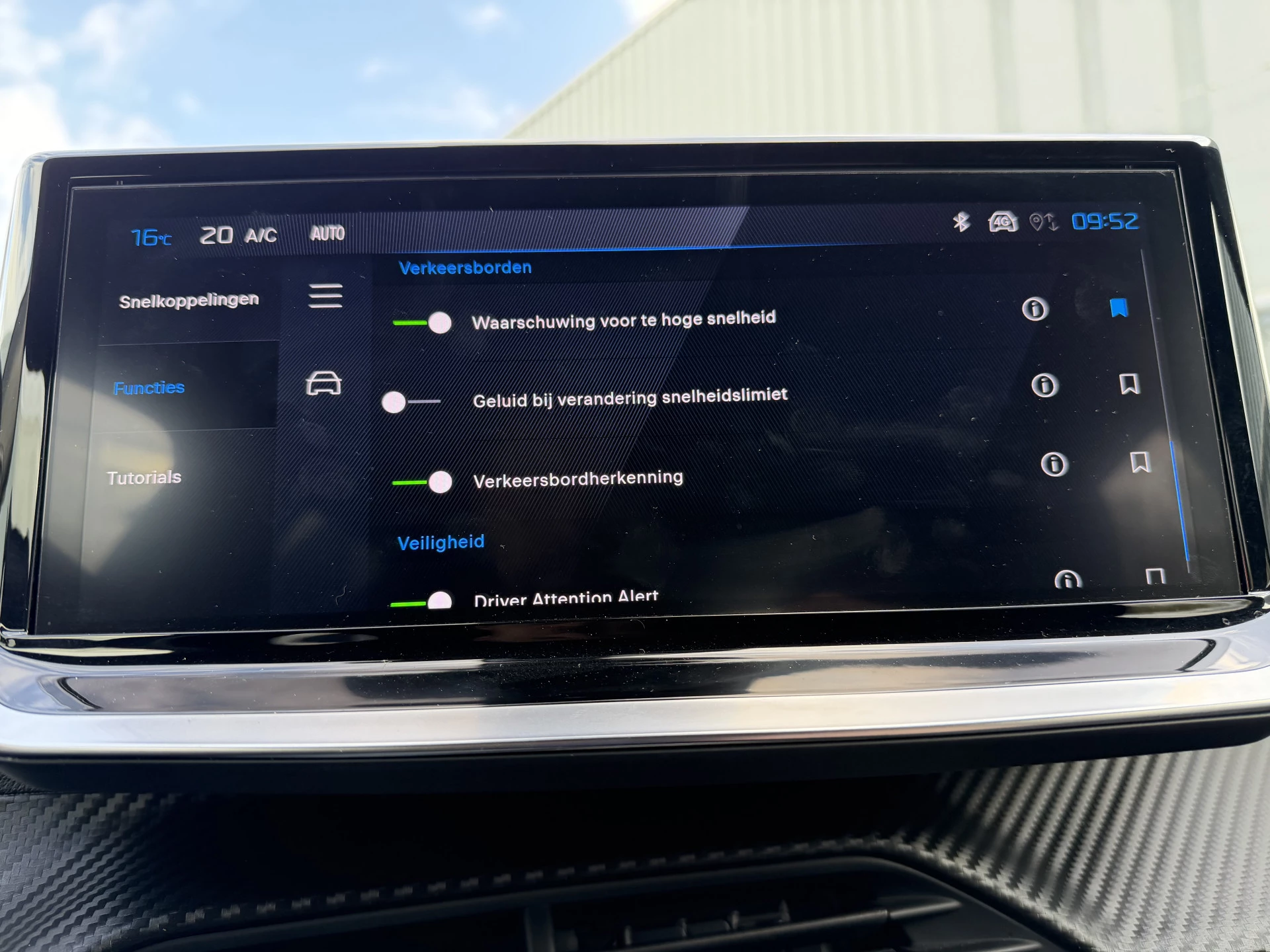 Hoofdafbeelding Peugeot e-2008