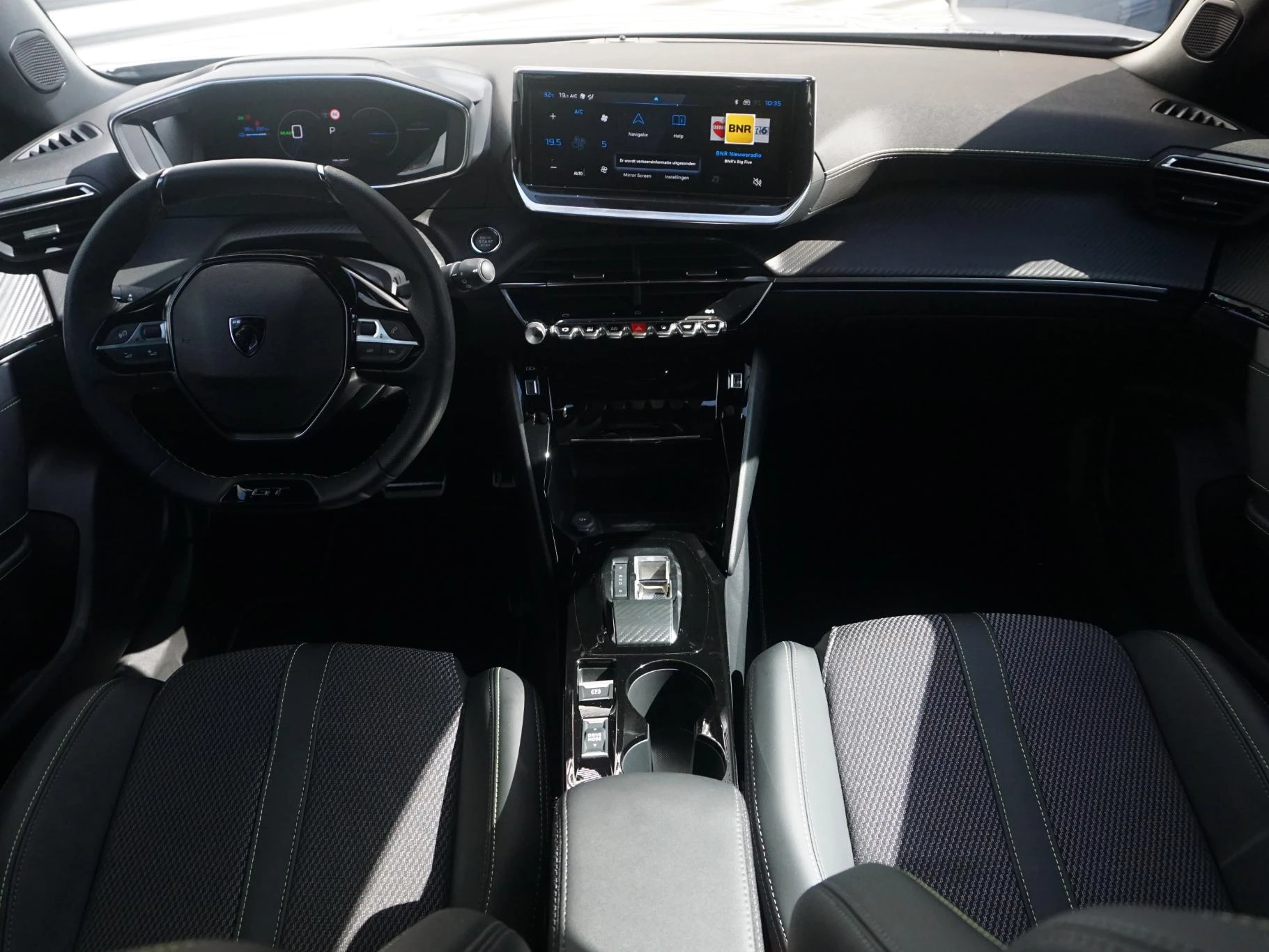 Hoofdafbeelding Peugeot e-2008