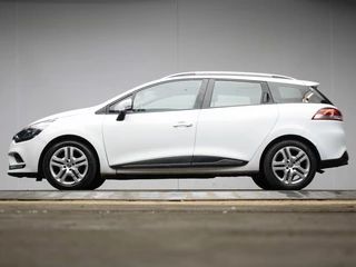 Hoofdafbeelding Renault Clio Renault Clio Estate 0.9 TCe Limited Sport (NAVI,CRUISE,BLUETOOTH,LED,ELEKTRISCH PAKKET,KEYLESS,SPORTSTOELEN,NETTE STAAT)