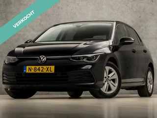 Volkswagen Golf 1.0 TSI Life Sport Automaat (APPLE CARPLAY, GROOT NAVI, STUUR/STOELVERWARMING, MEMORY SEATS, PARKEERSENSOREN, IQ LED KOPLAMPEN, GETINT GLAS, KEYLESS, NIEUWSTAAT)