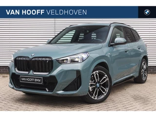 BMW iX1 eDrive20 M Sport / Panoramadak / Sportstoelen / Achteruitrijcamera / Comfort Access / M Adaptief onderstel / Stoelverwarming / Adaptieve LED / Parking Assistant