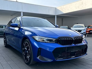 BMW 3 Serie Touring 330e M-SPORT (LCi) ** LED, M-SPORTST, LEDER, PANO, TREKH, HuD, ACC, 19-inch LMV ** 1e EIG - Ex BMW-AG ** ** INFORMEER OOK NAAR ONZE AANTREKKELIJKE FINANCIAL-LEASE TARIEVEN **