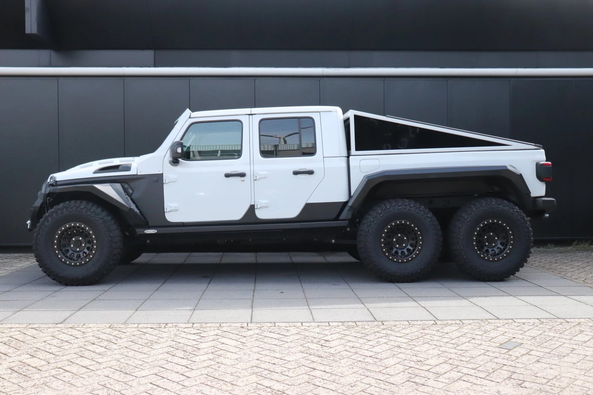 Hoofdafbeelding Jeep BRUTE | 246 PK | LEDER | CAMERA | NAVI | CRUISE | UNIEK NW-PRIJS 250.000,-