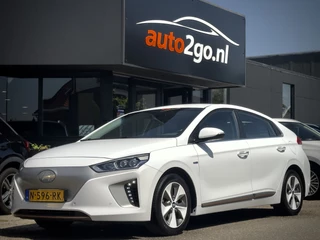 Hoofdafbeelding Hyundai IONIQ Hyundai IONIQ Premium EV Aut SOH 82.3% LEDER NAVI CAMERA APPLE-CARPLAY LED LMV PDC
