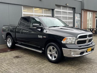 Hoofdafbeelding Dodge Ram 1500 Dodge Ram 1500 5.7 V8 4x4 Crew Cab 5'7 Lpg en benzine Airco Cruise Controle Stoelverwarming Stuurverwarming Lederbekleding Stuurwielbedingen Telefoon verbinding Chromen accenten Elec zonnedak Hardtop deksel Pick-up Open laadbak La