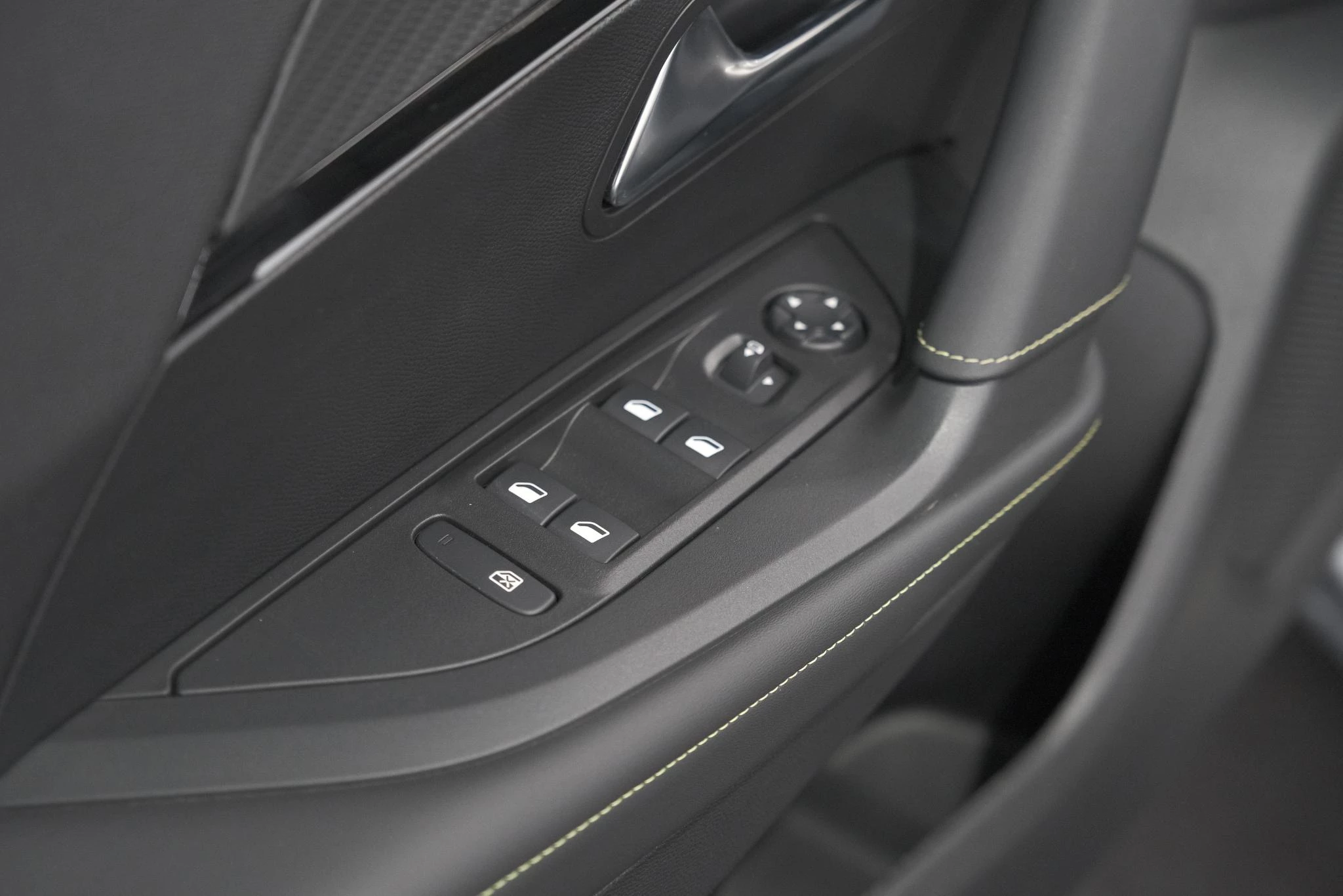 Hoofdafbeelding Peugeot e-2008