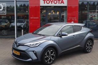 Hoofdafbeelding Toyota C-HR Toyota C-HR 1.8 HYBRID DYNAMIC AFN-TREKHAAK BLIND-SPOT MONITOR PRIVACY-GLASS KEYLESS 18"LM-VELGEN PARK-SENSOREN