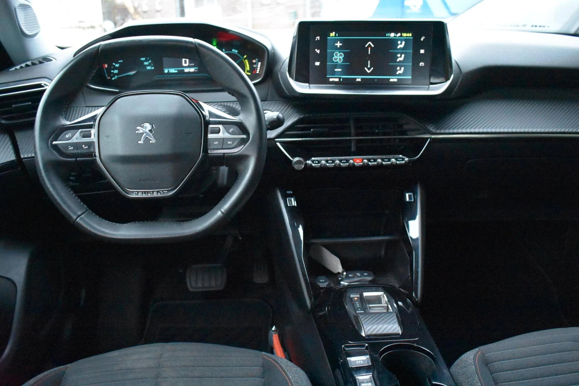 Hoofdafbeelding Peugeot e-2008