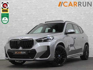 BMW X1 18i M-Sport | Panorama | Sportstoelen | Keyless-Entry | Sfeerverlichting | Achteruitrij-Camera | Carplay | Full-LED | Black-Optic | Getint Glas | Stoelverwarming | Draadloos Laden |
