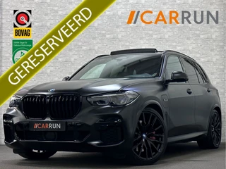 BMW X5 45e | M Sportseats | Frozen Black | Carbon | 360 Camera | Skylounce | ACC | Stoel Massage & Ventilatie | Indiv. Leder | Laser-LED | Softclose | Achterasbesturing | Glasapplicatie | Displaykey | Stuur en achterbank verwarming | TH | 4-Zone | Isolatieglas | 22" | Bovag garantie.