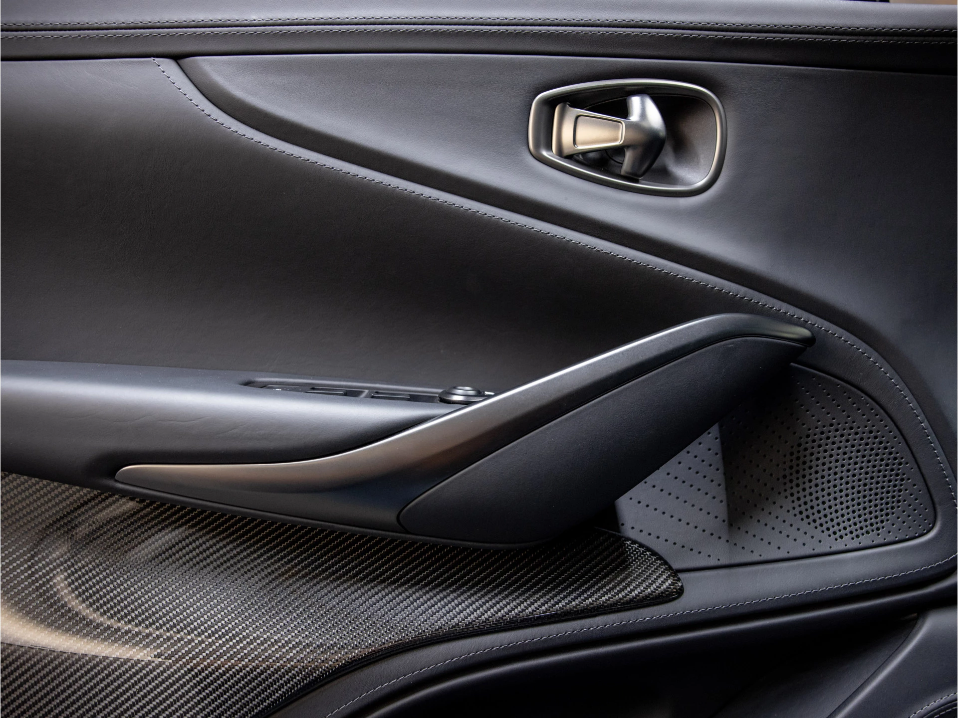 Hoofdafbeelding Aston Martin DBX