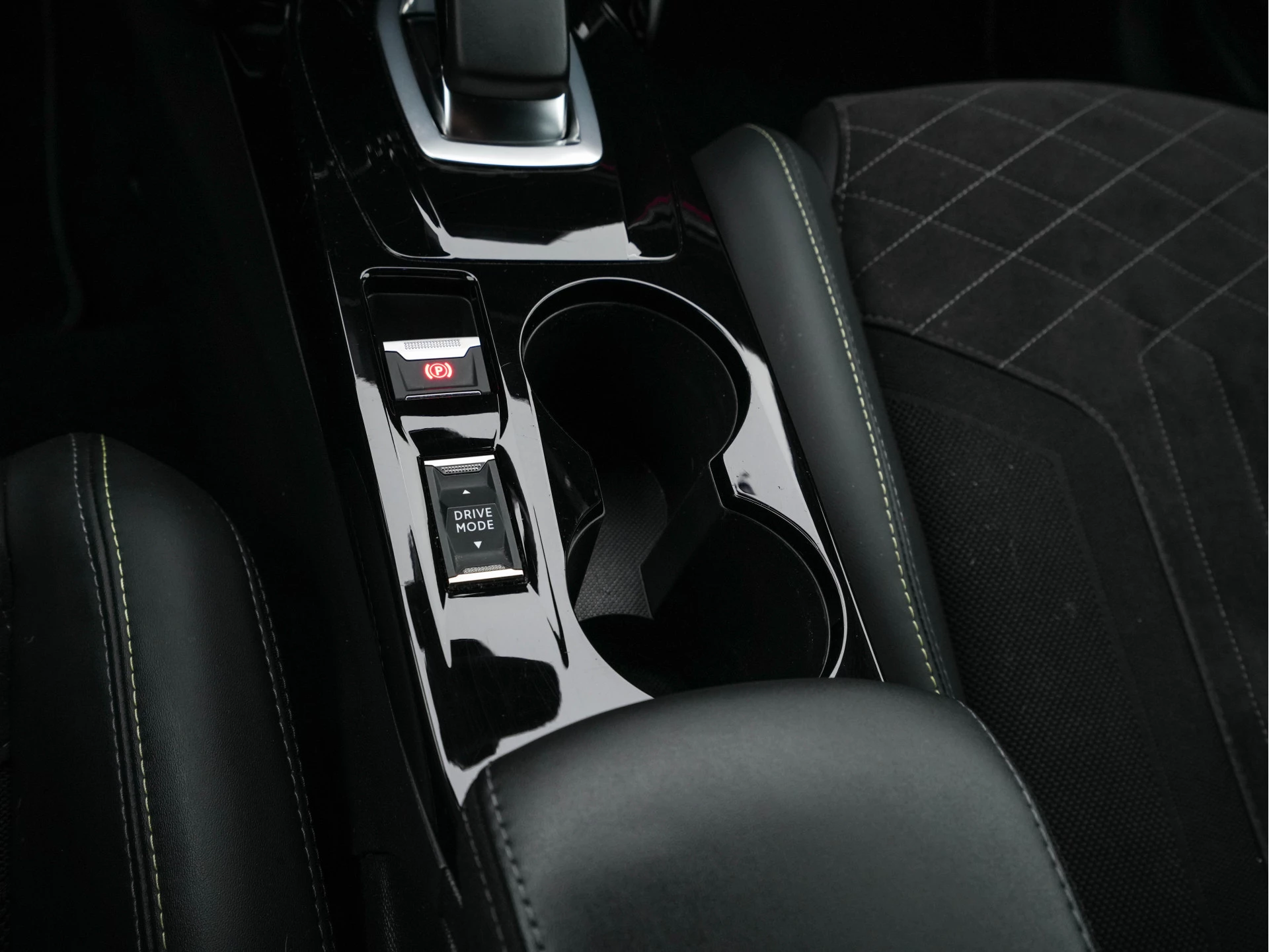 Hoofdafbeelding Peugeot e-208