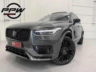 Volvo XC90 T8 Recharge AWD R-Design PANO/LUCHTVERING/B&W/TREKHAAK/22"BLACK/HEAD-UP/MASSAGE+VENTILATIE/NAPPA-LEER/360CAMERA/PINE-GREY/DONKERE-ALCANTARA HEMEL/VOLLEDIG VOLVO DEALER HISTORIE