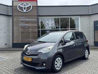 Toyota Verso-S 1.3 VVT-i ASPIRATION AUTOMAAT TREKHAAK PANO-DAK CAMERA CLIMA PRIVACY-GLASS TOMTOM NL-AUTO DEALER-ONDERHOUDEN