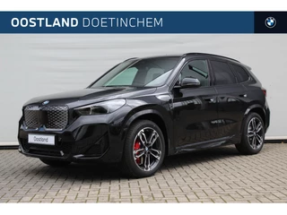 BMW iX1 eDrive20 M Sport / Panoramadak / Trekhaak / Sportstoelen / Parking Assistant Plus / Head-Up / Comfort Access / Stuurverwarming