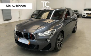 BMW X2 sDrive20i M-sport Automaat | Panoramadak | Adaptieve cruise control | DAB radio | LED verlichting | Rode leren bekleding | Getint glas | HiFi installatie | Achteruitrijcamera | Parkeersensoren voor en achter