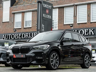Hoofdafbeelding BMW X1 BMW X1 xDrive20i High Exe M-Sport PANO 19 INCH HARMAN KARDON HUD CAMERA SHADOW