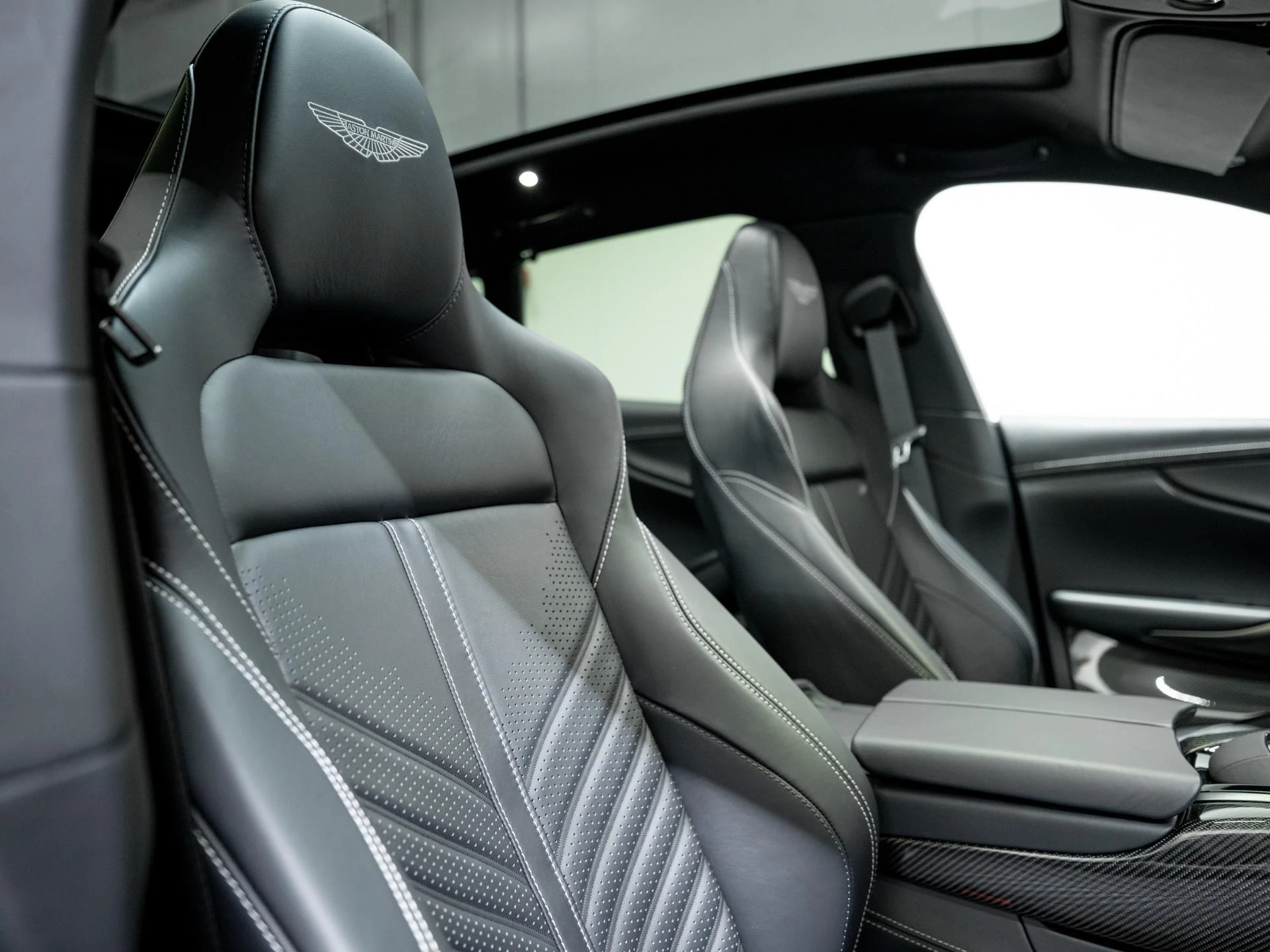 Hoofdafbeelding Aston Martin DBX