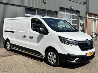 Renault Trafic 2.0 dCi L2H1 Airco Cruise controle Trekhaak 2000kg 3-Persoons Telefoonverbinding Apple carplay Navigatiesysteem Parkeersensoren achter 1e eigenaar Euro 6 Dealer onderhouden