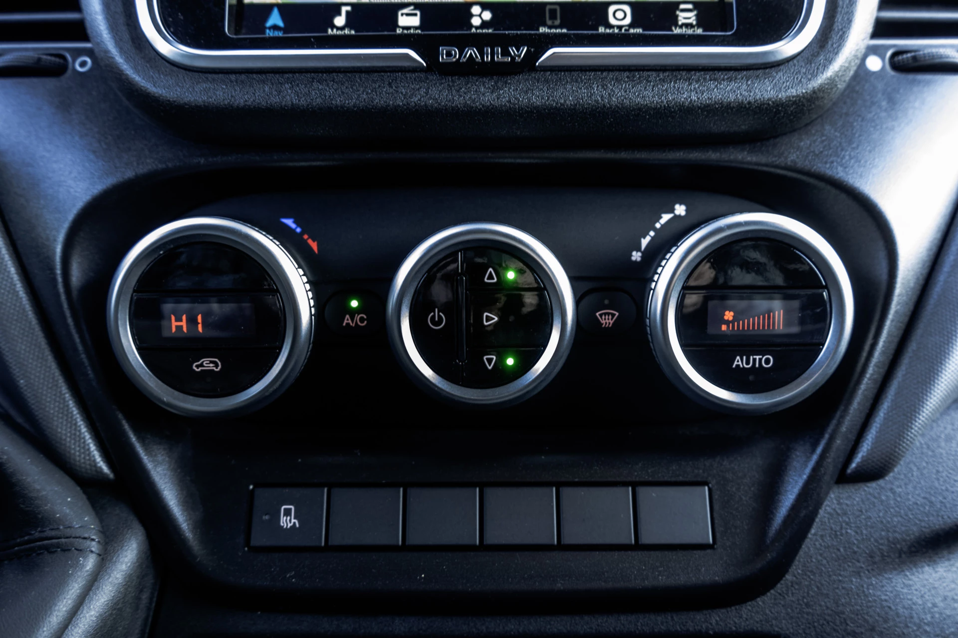 Hoofdafbeelding Iveco 35C16 | 3.0L |  Bakwagen met Laadklep | N1 | Automaat | Cruise | Navi |  3-Zits