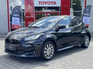 Hoofdafbeelding Toyota Yaris Toyota Yaris 1.5 VVT-I DYNAMIC STOELVERW. STUURVERW. LED KEYLESS PARKCAMERA AIRCO APPLE/ANDROID LM-VELGEN